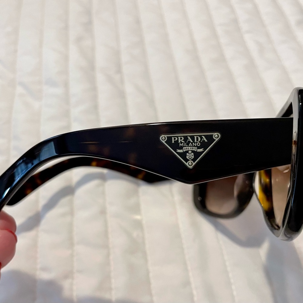 PRADA HERITAGE SUNGLASSES. WORN ONCE!!MOST WANTED STYLE❤️ - Picture 11 of 11